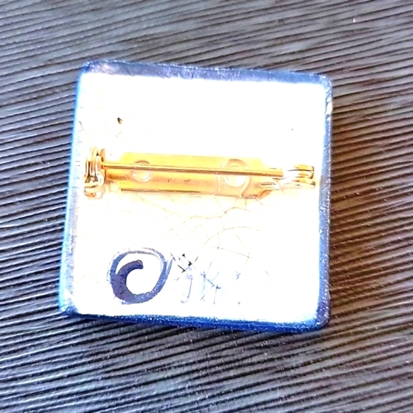 The Potting Shed Cat on Windowsill Crackle Brooch - Picture 3 of 3